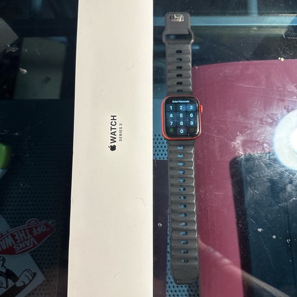 Red Apple Watch Series 6 - Picture 3 of 7
